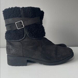 UGG Women’s Blayre III Winter Boot w/ Sheepskin Ankle Buckle/Side Zipper Size 10